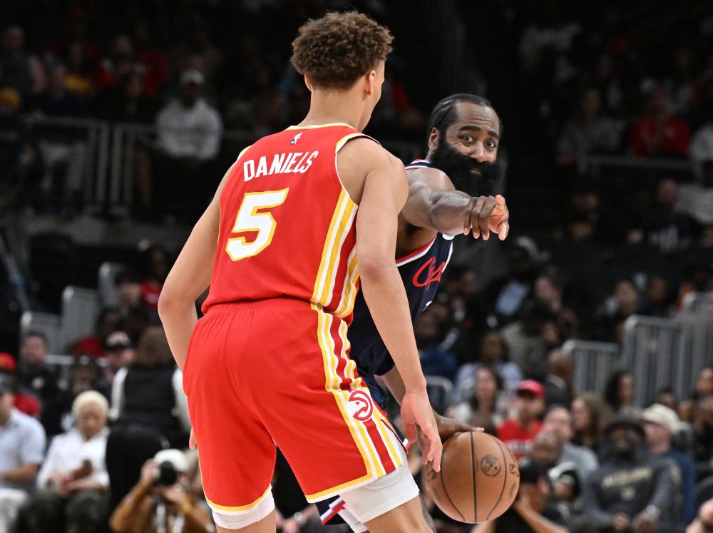 他在接受采 他在接受采